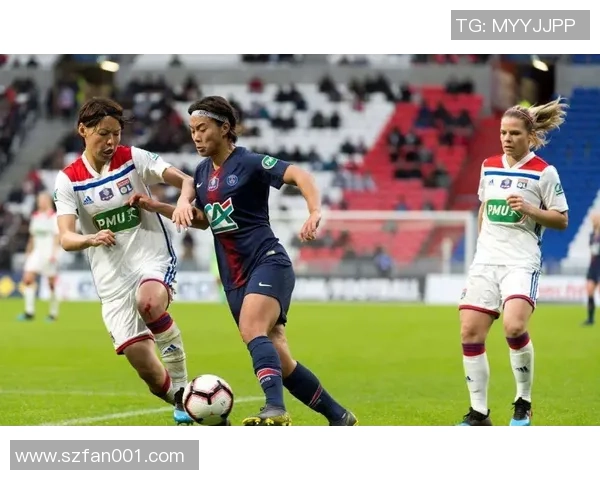 足球球星妻子魅力全开：美丽风采与家庭幸福生活曝光